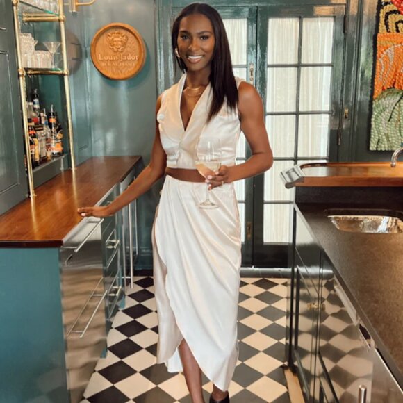 Pina Colada Set Top Ivory Satin V NECK SLEEVELESS COLLARED SHIRT BLOUSE - Picture 2 of 3